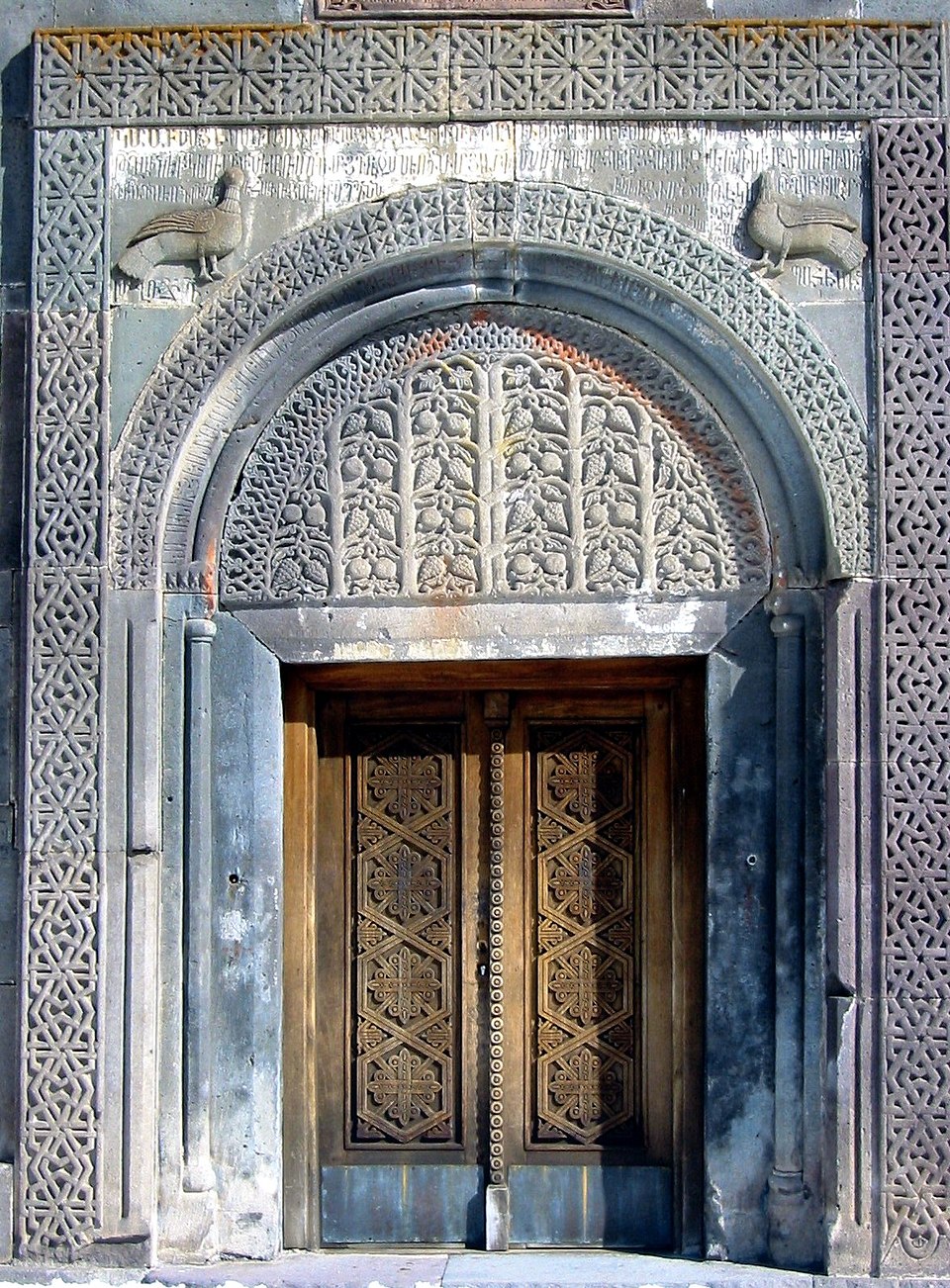 960px-Geghard_entrance.jpg